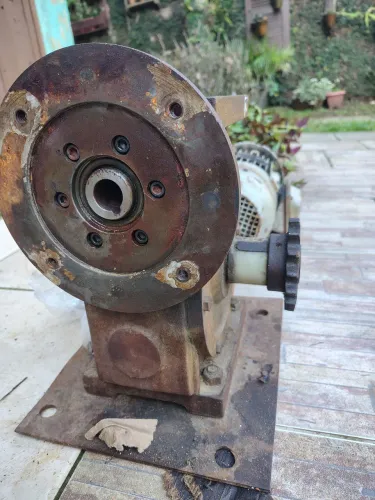 Motor Weg, trifásico com freio e caixa de redução, 3cv . Equipamento em ótimo estado .