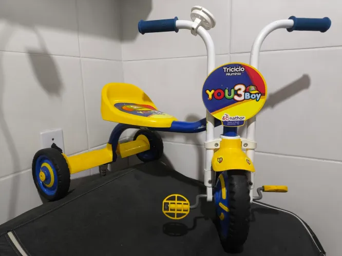 Triciclo infantil semi-novo