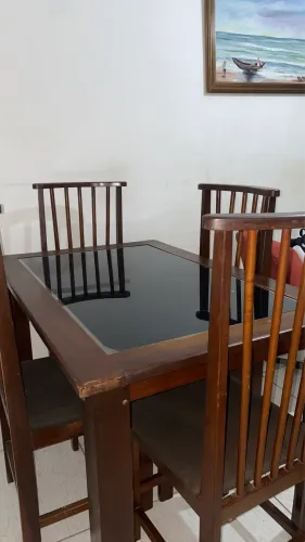 mesa madeira pura com quatro cadeiras
