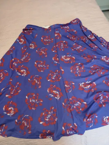 Saia midi, floral em tom lilas, viscolycra.