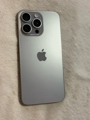 iPhone 15 Pro Max 256GB na cor Titânio Natural, em estado de novo.