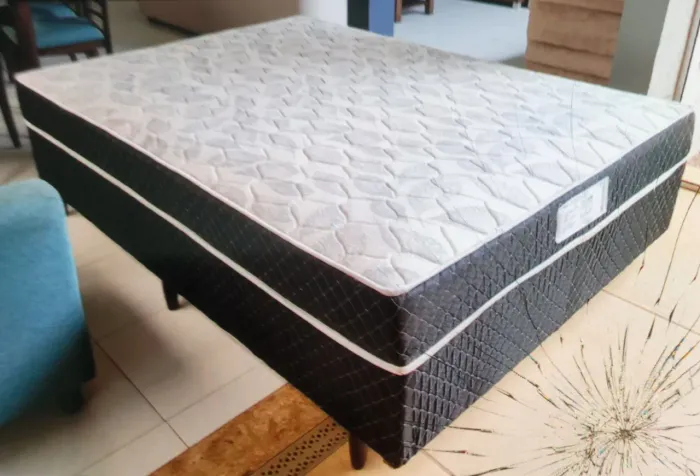 Cama semi nova