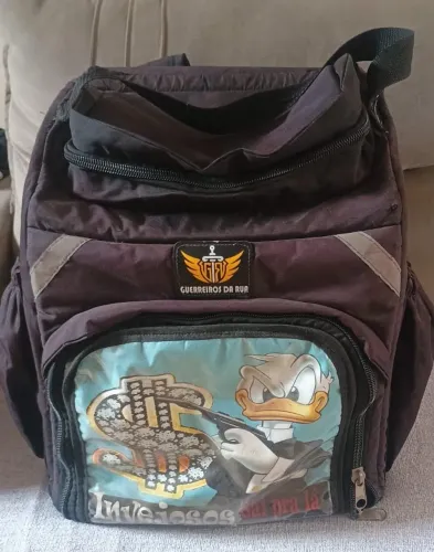 Mochilas Guerreiros da Rua com personalização do tio patinhas.