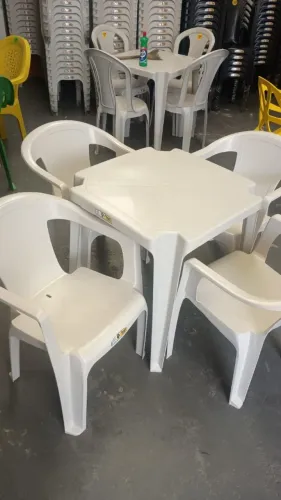 Mesa de Plástico com Cadeiras com Apoio
