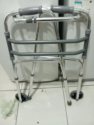 Andador com rodas