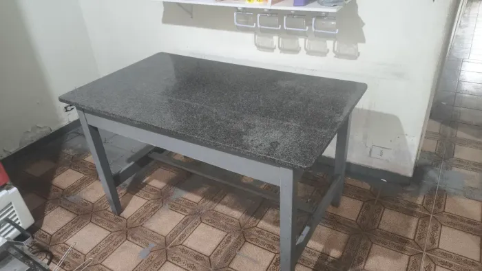 MESA COM TAMPO DE MÁRMORE GRANITO - 1,40 X 0,80 - BASE FIRME DE MADEIRA