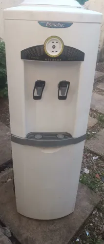 Gelágua Esmaltec gelando