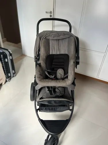Carrinho de bebê e bebê conforto