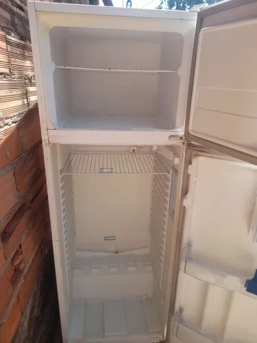 Vendo uma geladeira por 350 300 pra sair logo