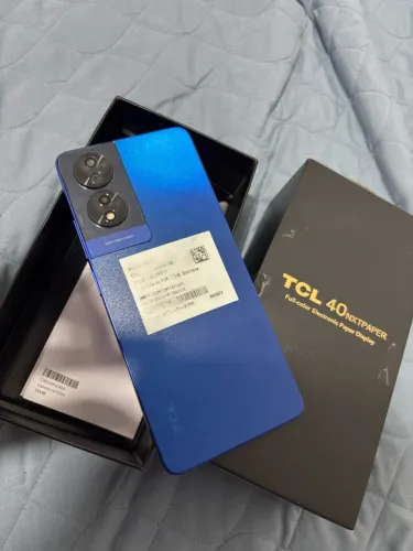 Celular na caixa Novo