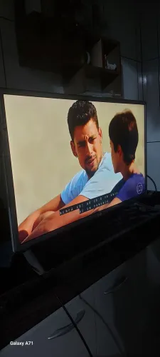 Uma televisão 32 polegadas