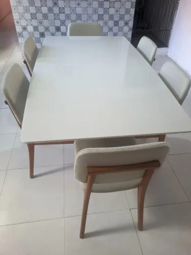 Mesa de jantar em madeira com 6 cadeiras,SEMINOVÍSSIMA!