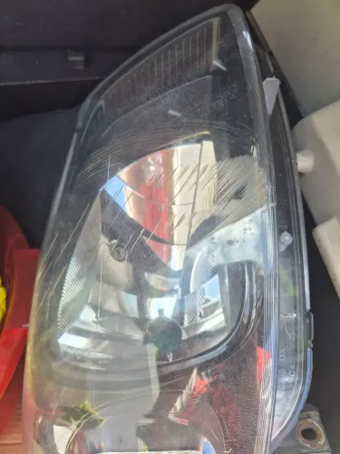 NOVO UNO WAY 2011 FAROL DIANTEIRO ESQUERDO NEW FIESTA ORIGINAL COM PEQUENO ARRANHAO