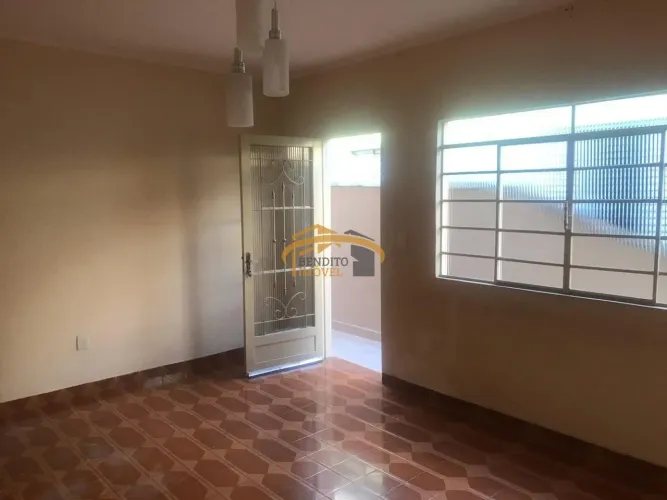Casa para locação Ayrosa, 2 dormitórios, quintal com churrasqueira, garagem pra 2 automóve