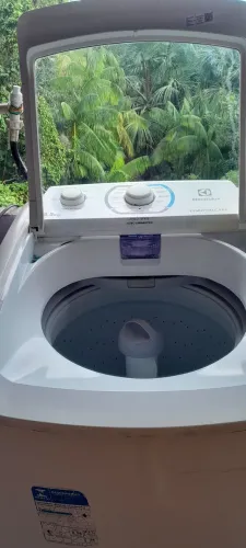 Vendo uma máquina de 8.5kg. Faz tudo seminova, marca Electrolux.