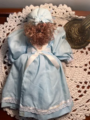 Boneca de porcelana antiga com 30cm.