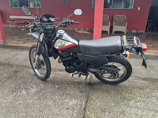 Moto com motor de Sahara 350 ,legalizado no documento. Tenho ela a 8 anos . Está emplacada