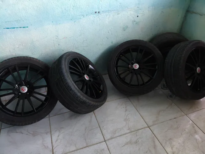 Rodas Aro 18 com pneus 205/45/18