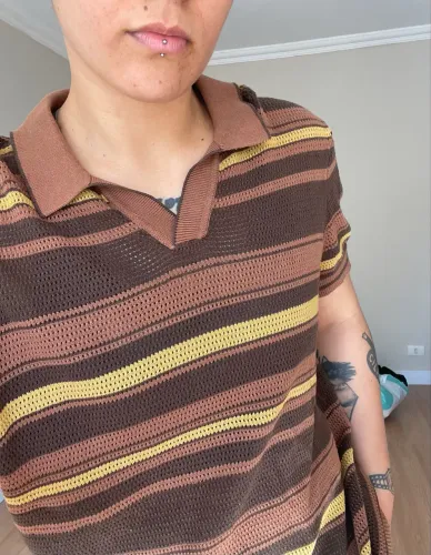 Camiseta bordada marrom