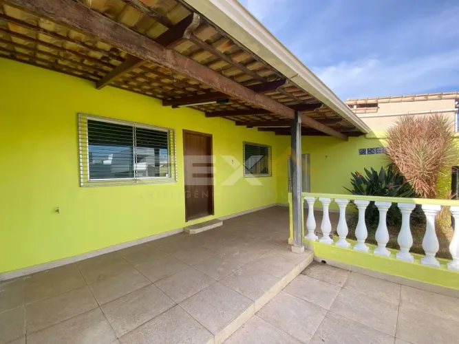 Casa com 03 Quartos à Venda no Bairro Manoel Valinhas em Divinópolis MG.
