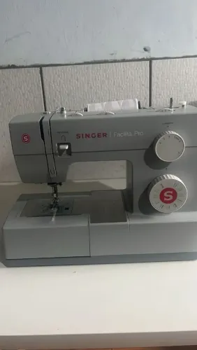 Máquina de costura reta Singer 
