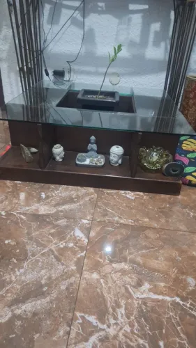 Mesa de centro com tampo de vidro