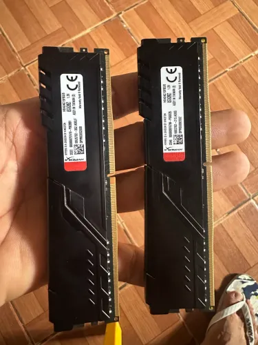 Duas Memórias Hyperx 8g 2400mh