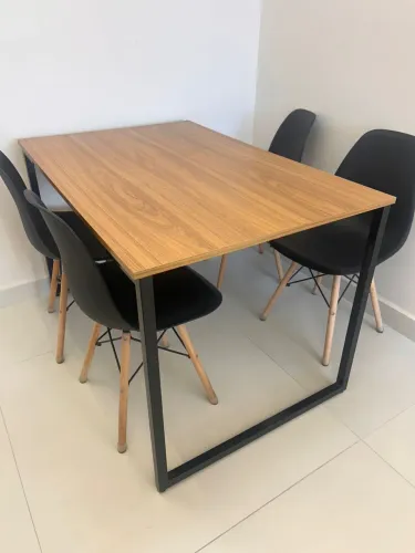 Mesa estilo alvenaria com 4 cadeiras 