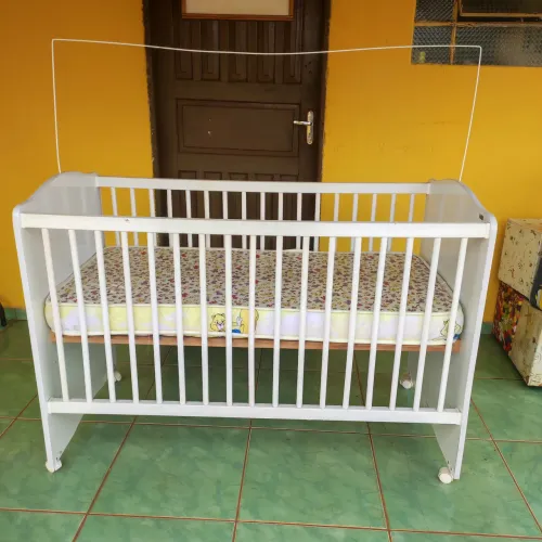 Berço Infantil Branco com Rodízios + Colchão Castor