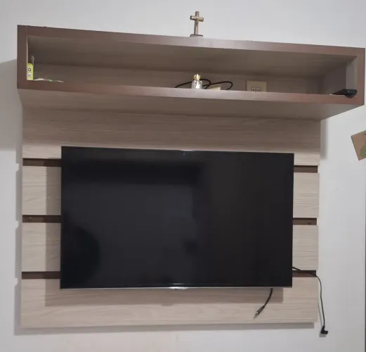 SmartTV com painel e suporte