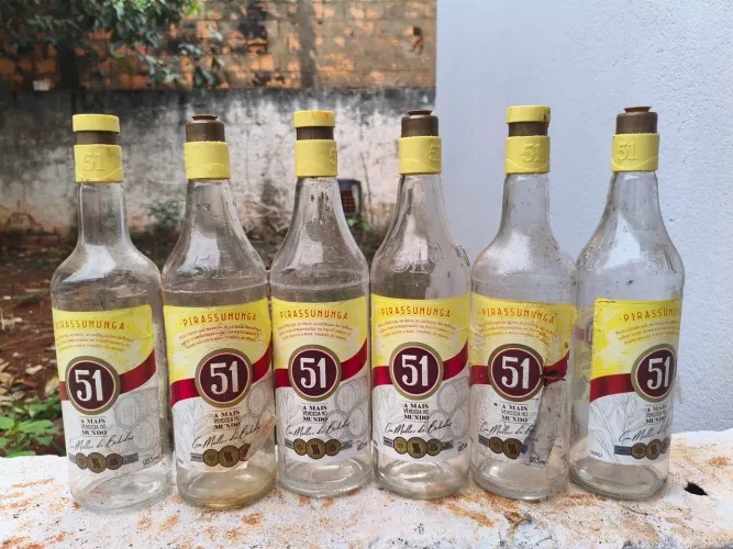 Vendo garrafas de vidro 51
