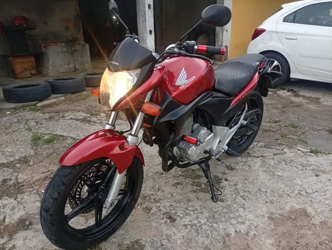 CB 300 super nova ano 2011vendo e troco