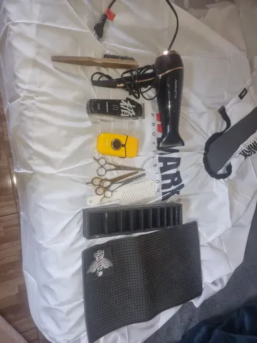 Vendo ou troco duas máquinas e um secador e tesouras