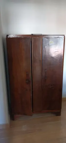 Guarda-roupa antigo de madeira escura
