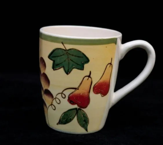 Caneca Cerâmica de grés resistente (stoneware).