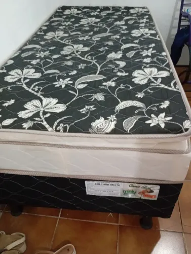 Cama de solteiro semi nova 