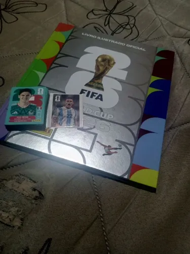 Álbum Prata com 465 figurinhas Coladas + 65 figurinhas repetidas