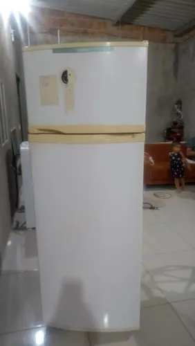 Vendo geladeira Consul 380 litros bom estado de uso 800 passo cartão aceito negociar