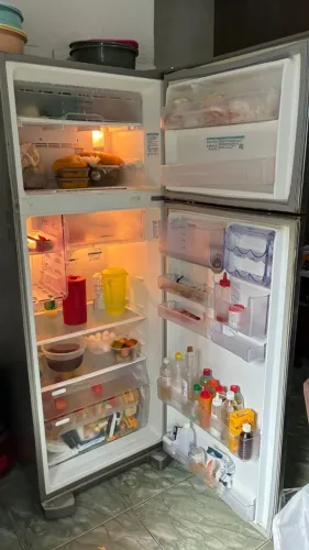 Vendo uma geladeira Frost Free usada