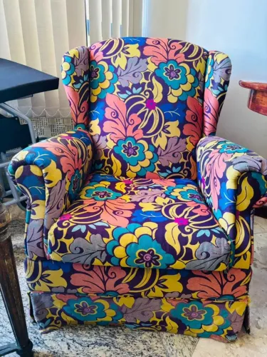 Poltrona classica em tecido para sala de estar