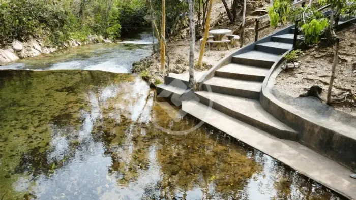 Línda Pousada em Chapada dos Guimarães com 10 aptos sendo 09 suítes, com 2 acessos ao rio,