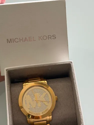 Relógio MK dourado 
