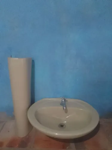 Vendo essa pia com pedestal junto inteirinha bem boa com torneira junto só buscar em