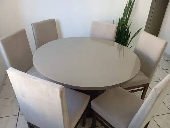 Vendo mesa de jantar com 6 cadeiras