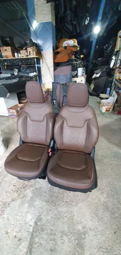 Bancos originais Fiat Touro couro elétrico 2025 marrom 