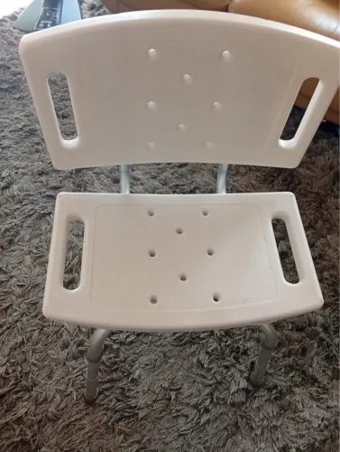 Cadeira para banho em alumínio branco com regulagem. Obs em um dos pés falta borracha