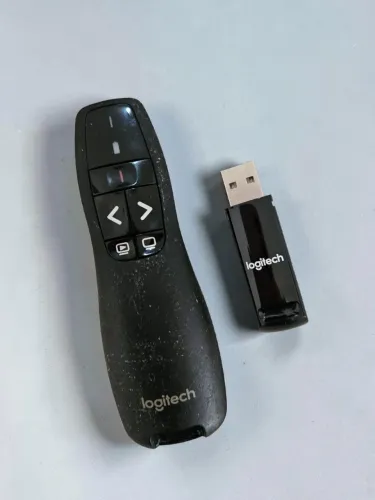 Apresentador sem fio LOGITECH R400 laser pointer vermelho USB preto.