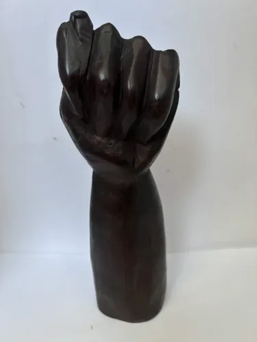 Escultura figa da sorte em madeira peça antiquário