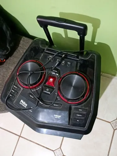 Vendo um contrabaixo ótimo, um teclado musical super novo e duas caixas de som novas 