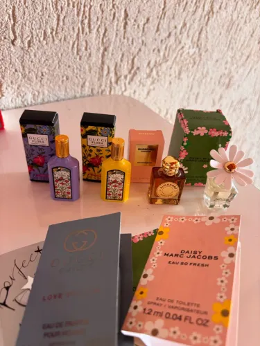 KIT DE MINI PERFUMES IMPORTADOS FEMININOS ORIGINAIS - 4 e 5 ml + flaconetes de brinde